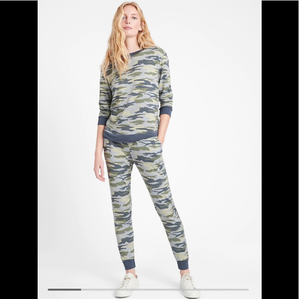 Banana Republic light weight camo Terry Joggers